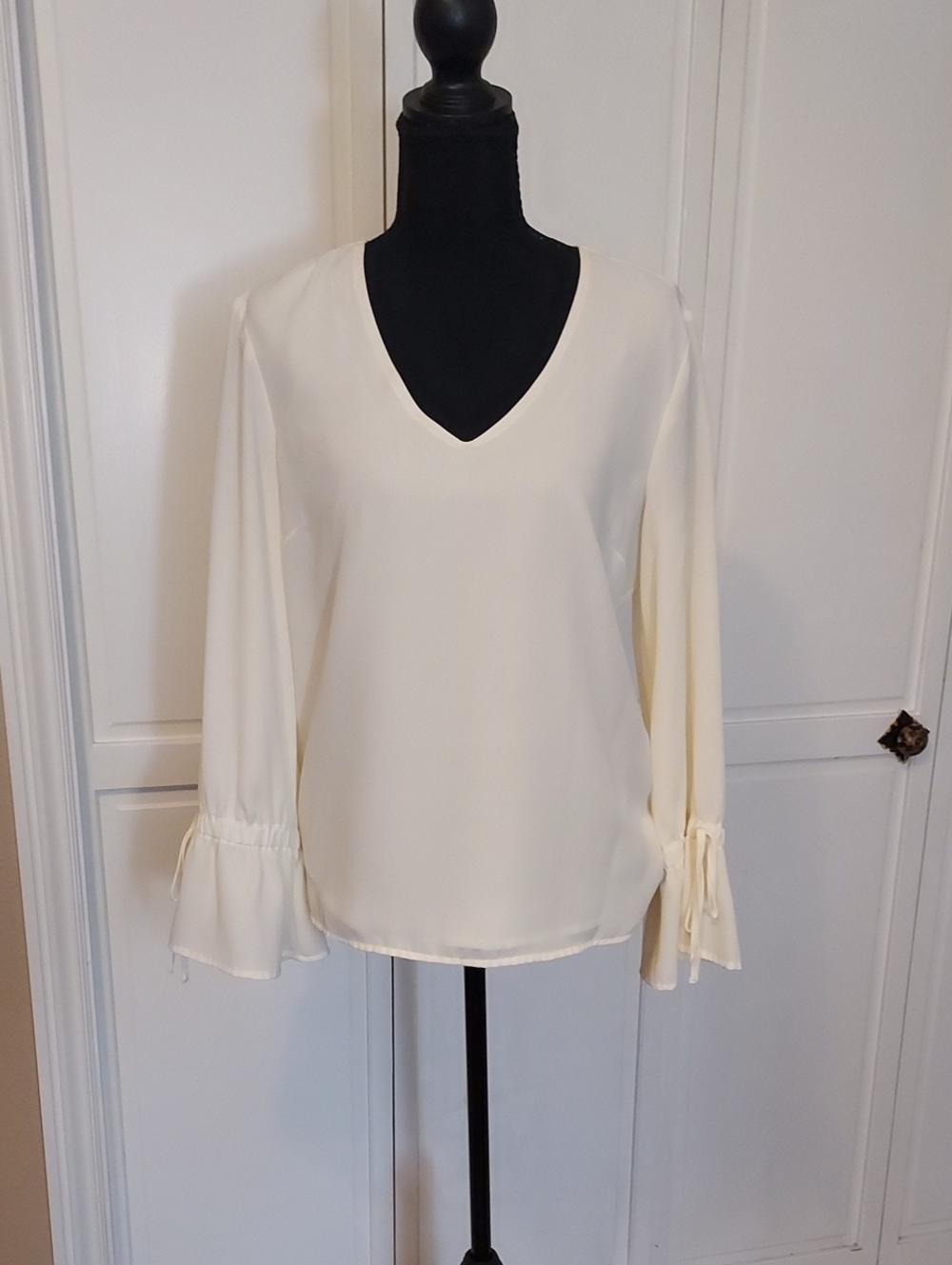 J Crew Ivory Cream Long Sleeve Blouse V Neck Flutter Tie Wrist Size 8